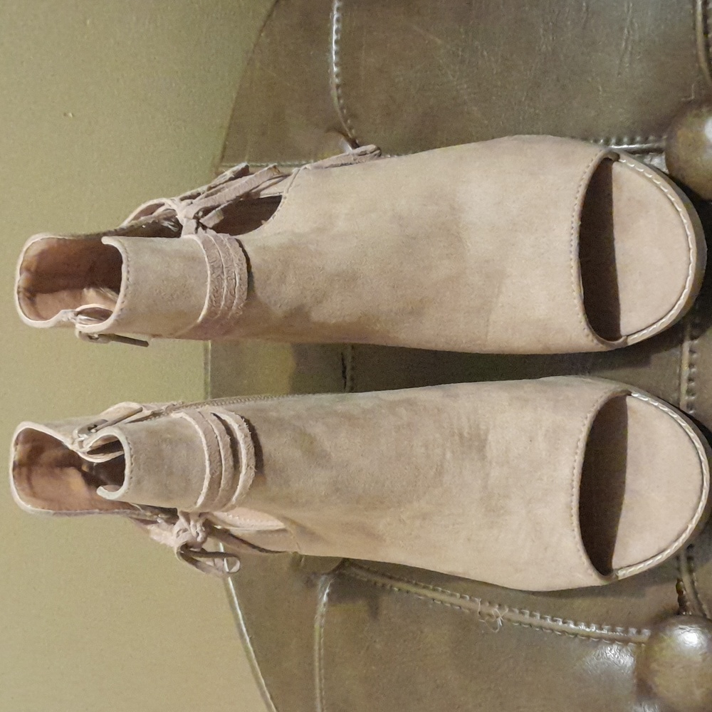 Size 7 Mari A Tan Alana peep toe booties